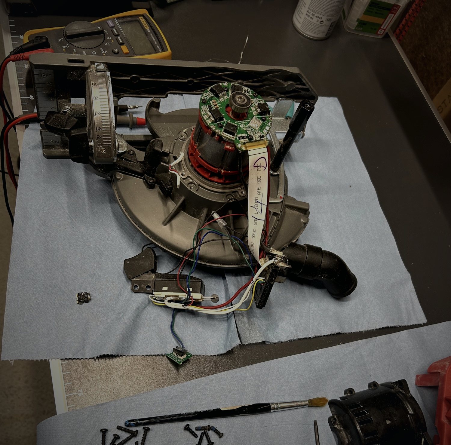 Demontert sag med motor, kort og instrumenter på benken